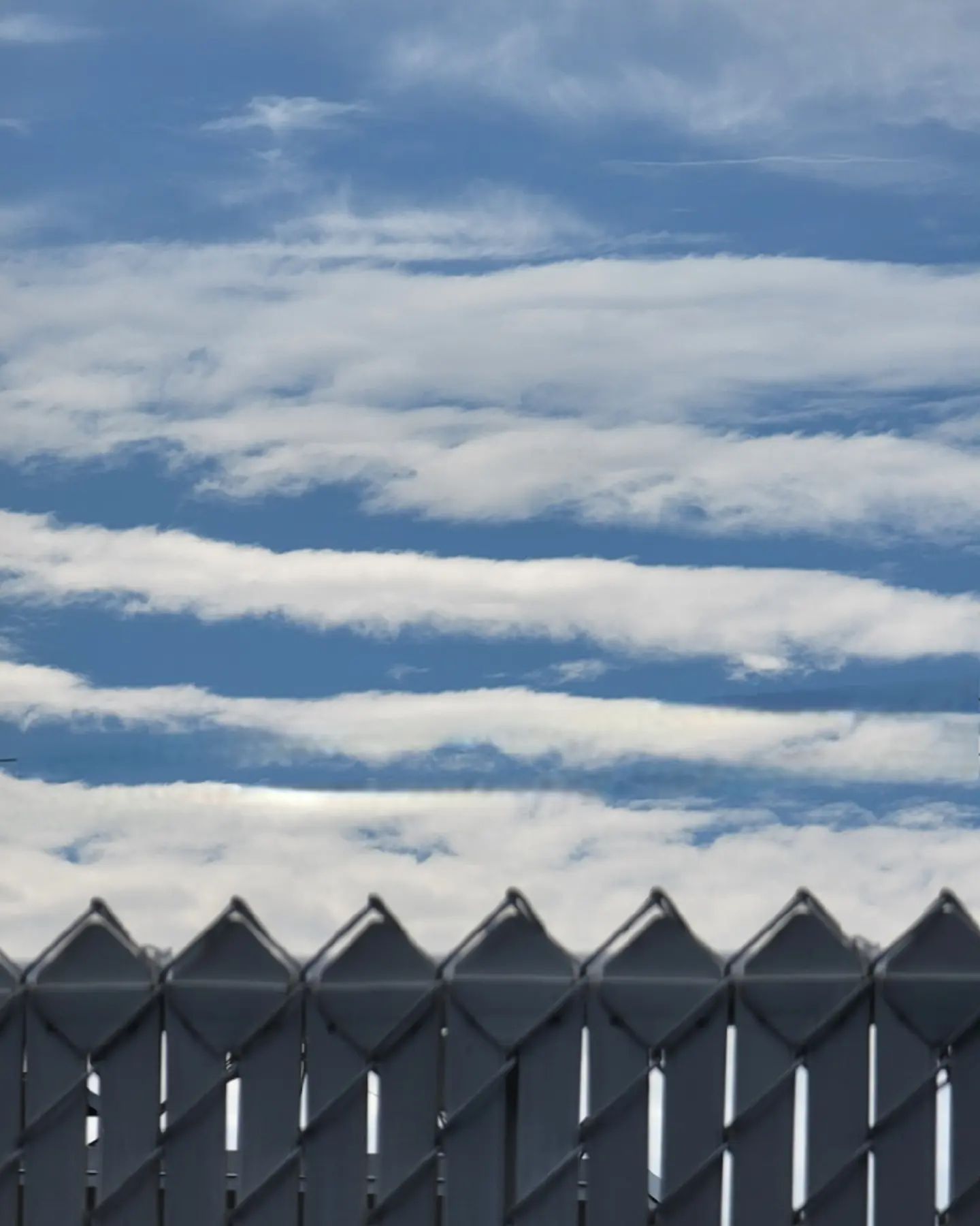 Vague de nuages et clôture