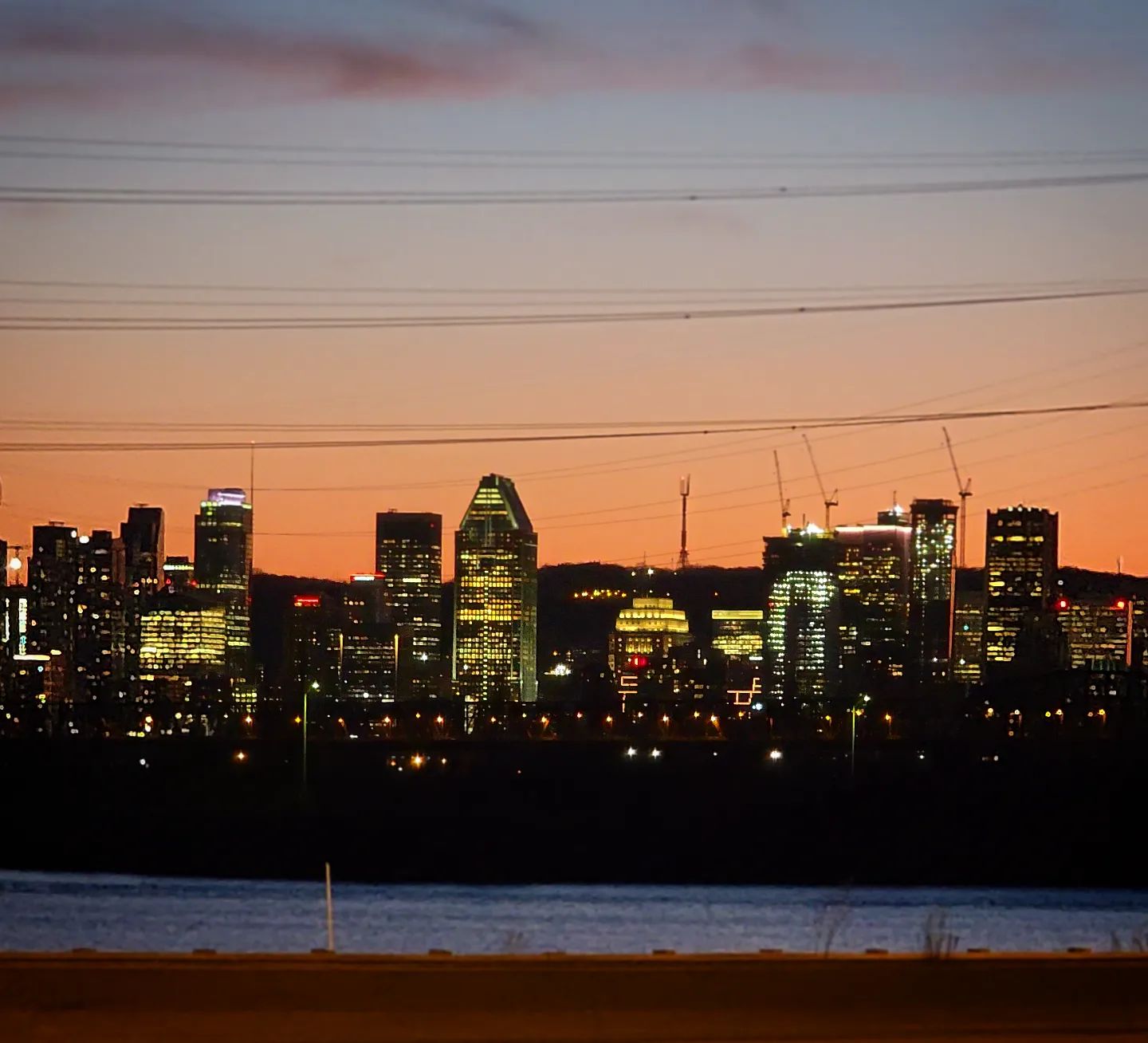 Centre-ville de Montréal vu de l'autre côté du fleuve